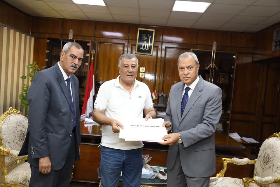 محافظ قنا