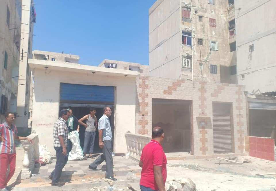 إزالة محال مخالفة في الإسكندرية