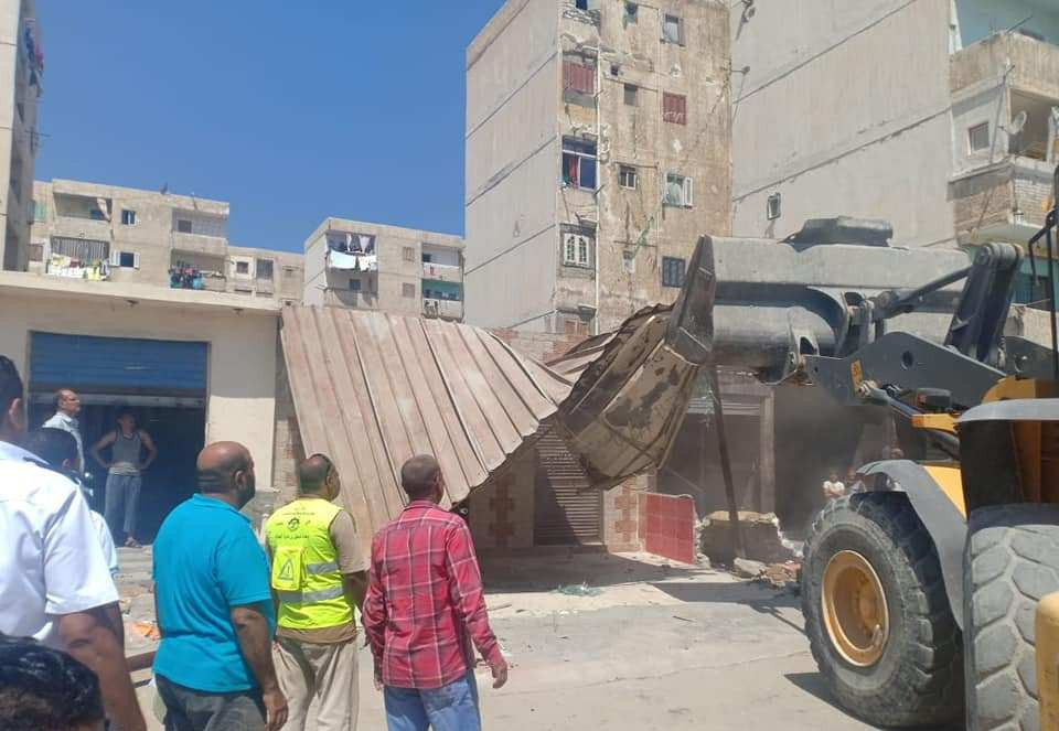 إزالة محال مخالفة في الإسكندرية