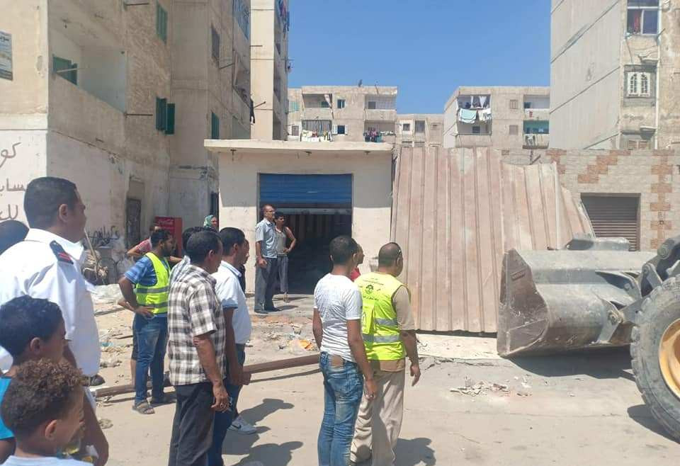 إزالة محال مخالفة في الإسكندرية