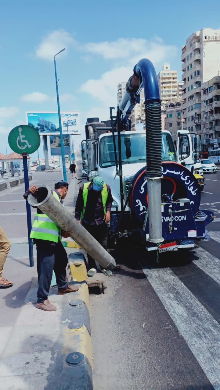تطهير مصبات الأمطار بكورنيش الإسكندرية