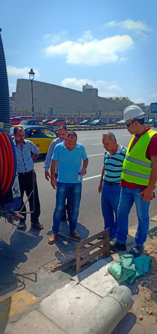 تطهير مصبات الأمطار بكورنيش الإسكندرية