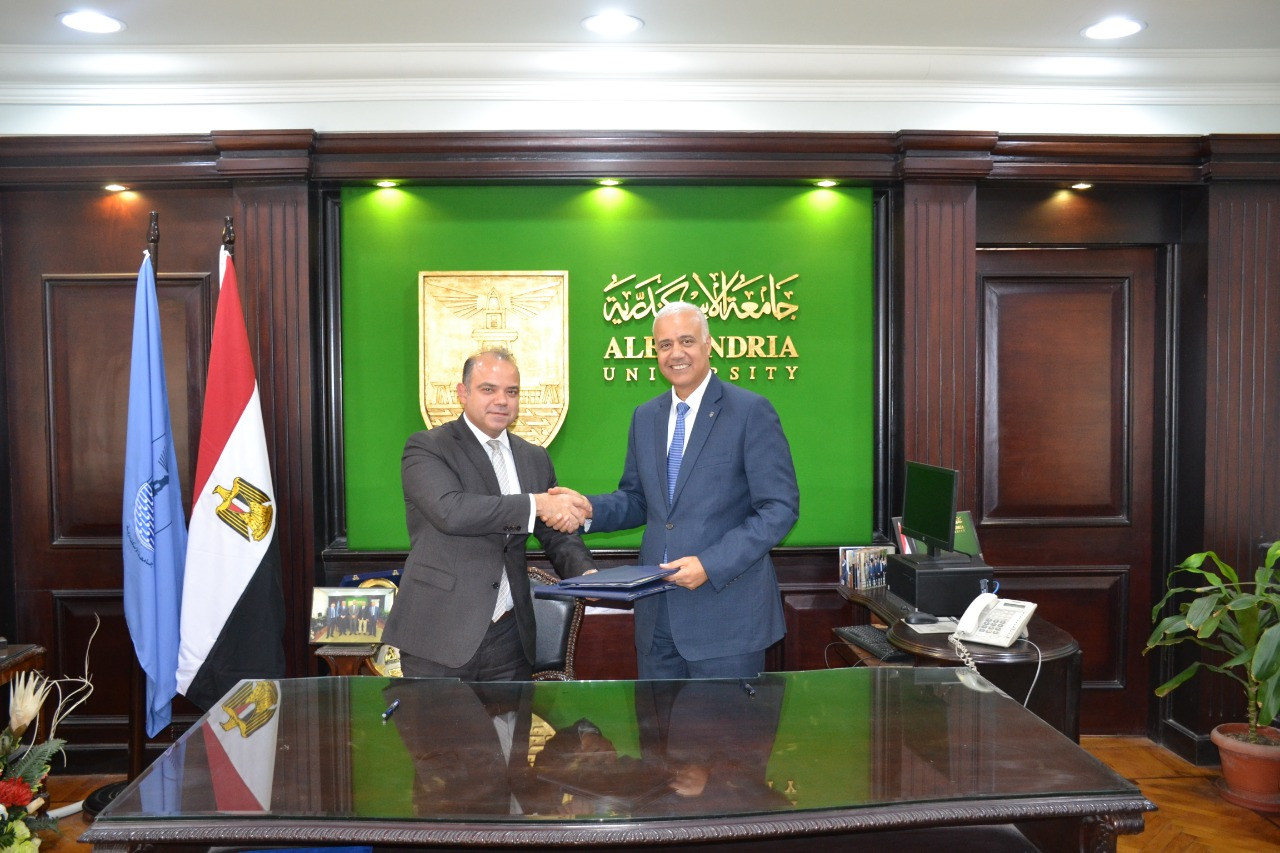 رئيسا البورصة وجامعة الإسكندرية خلال توقيع الاتفاقية