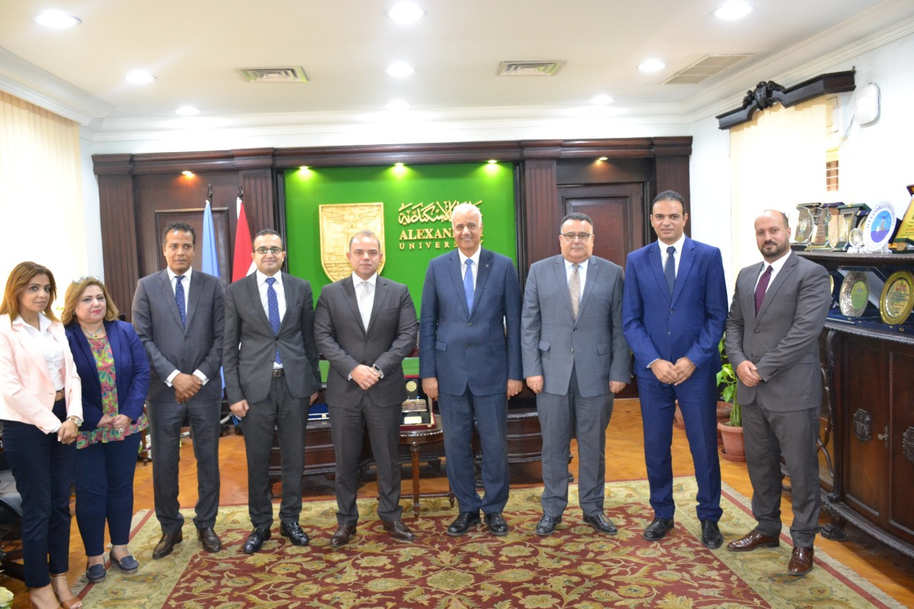 رئيسا البورصة وجامعة الإسكندرية خلال توقيع الاتفاقية