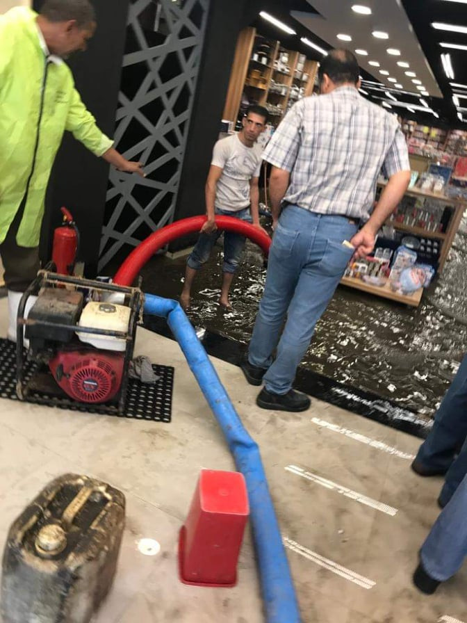 الأمطار تغرق المحال التجارية بالإسكندرية