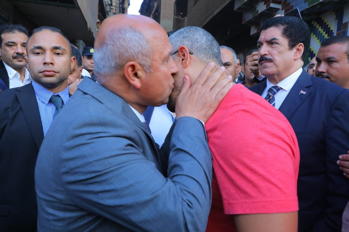 وزير النقل يقدم واجب العزاء لأسرة شهيد التذكرة