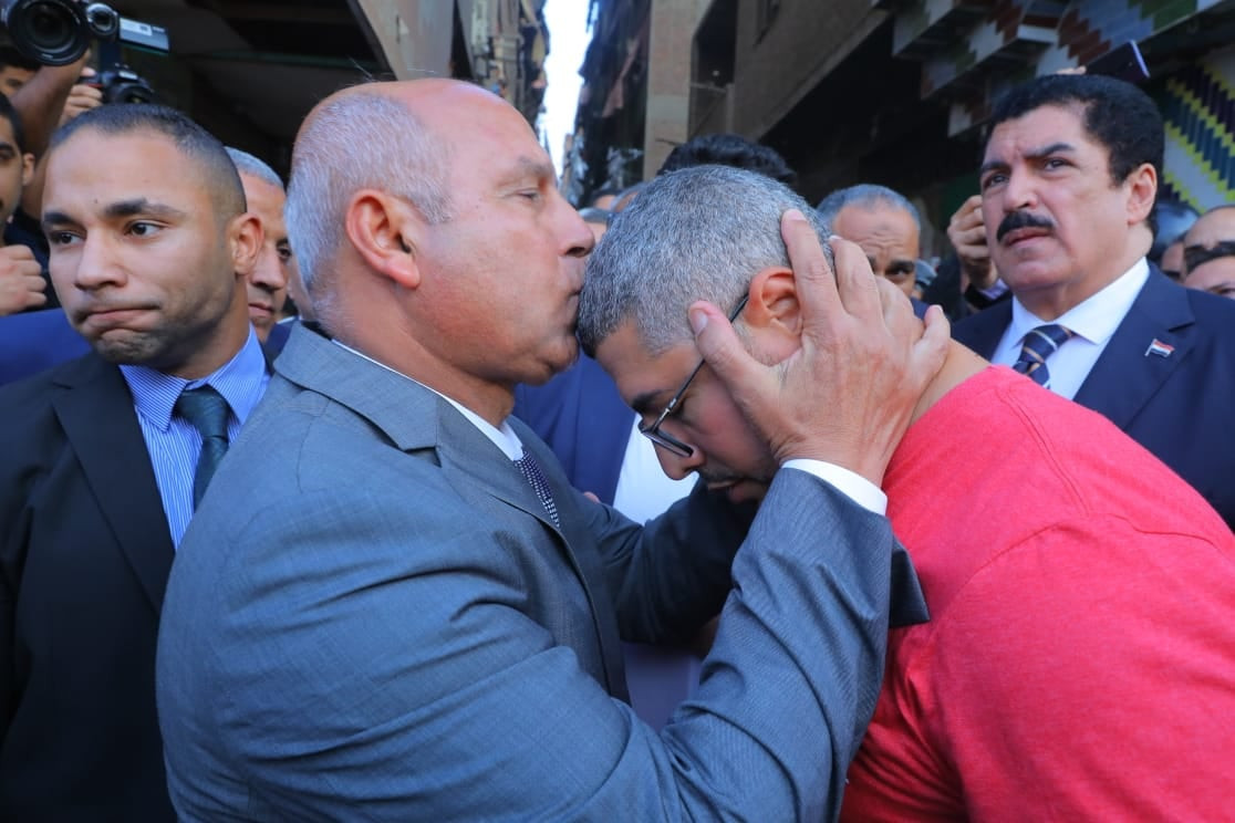 وزير النقل يقدم واجب العزاء لأسرة شهيد التذكرة