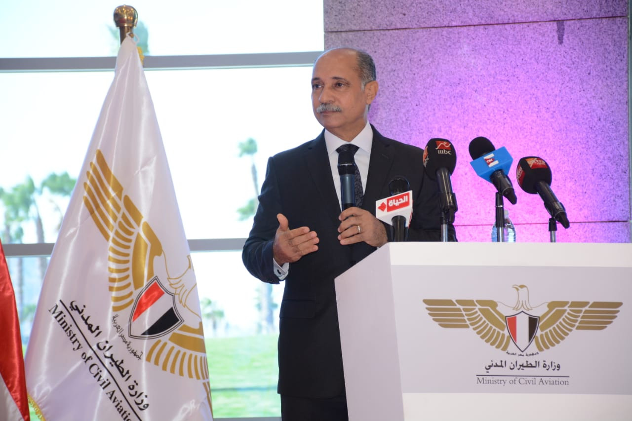 الفريق يونس المصرى وزير الطيران المدنى