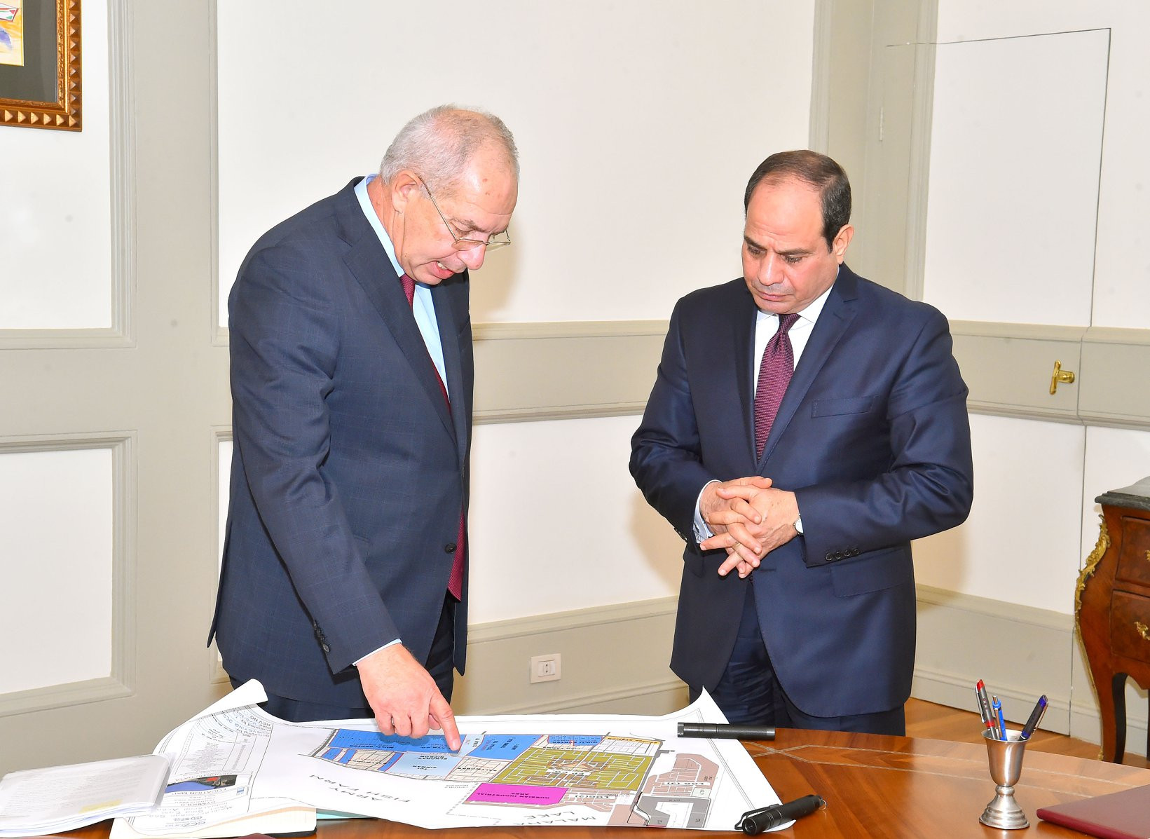 السيسي يلتقى رئيس الهيئة الاقتصادية بقناة السويس