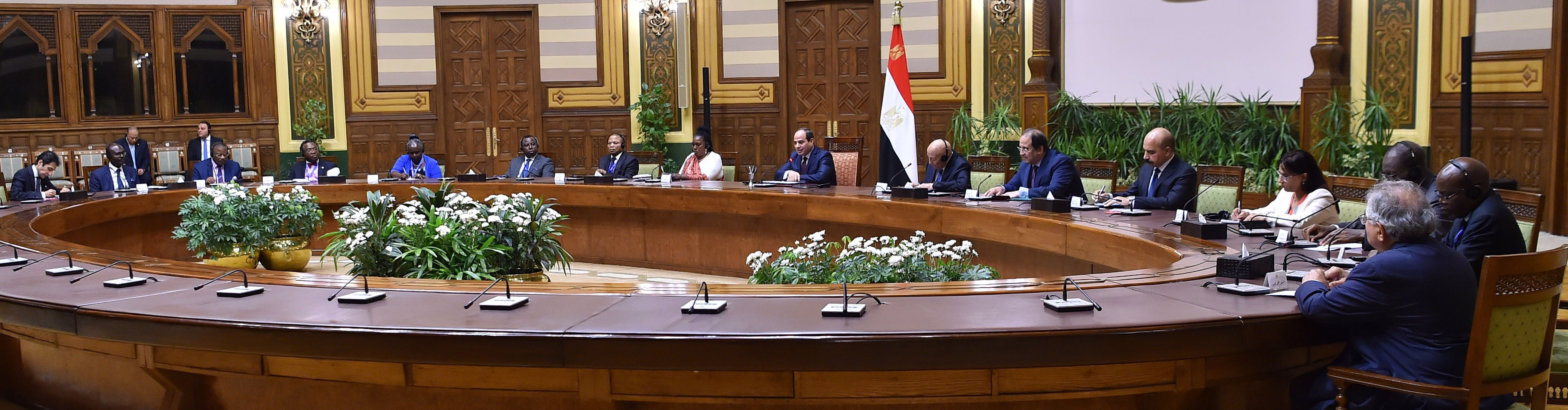 الرئيس عبدالفتاح السيسى والمشاركين فى اللقاء