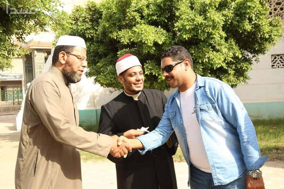 مسيحى يوزع حلوى المولد