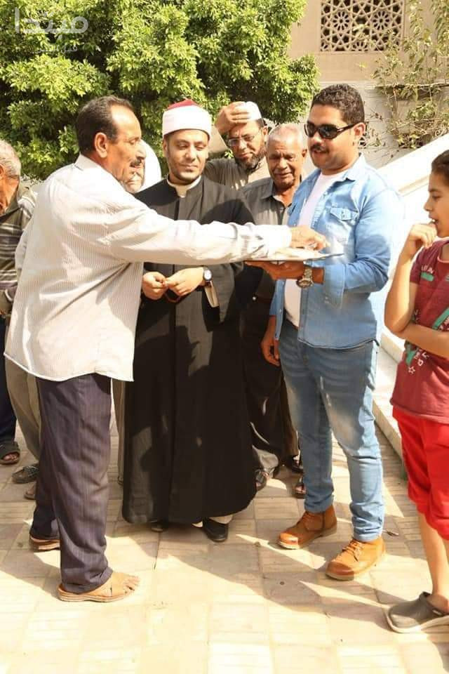 مسيحى يوزع حلوى المولد