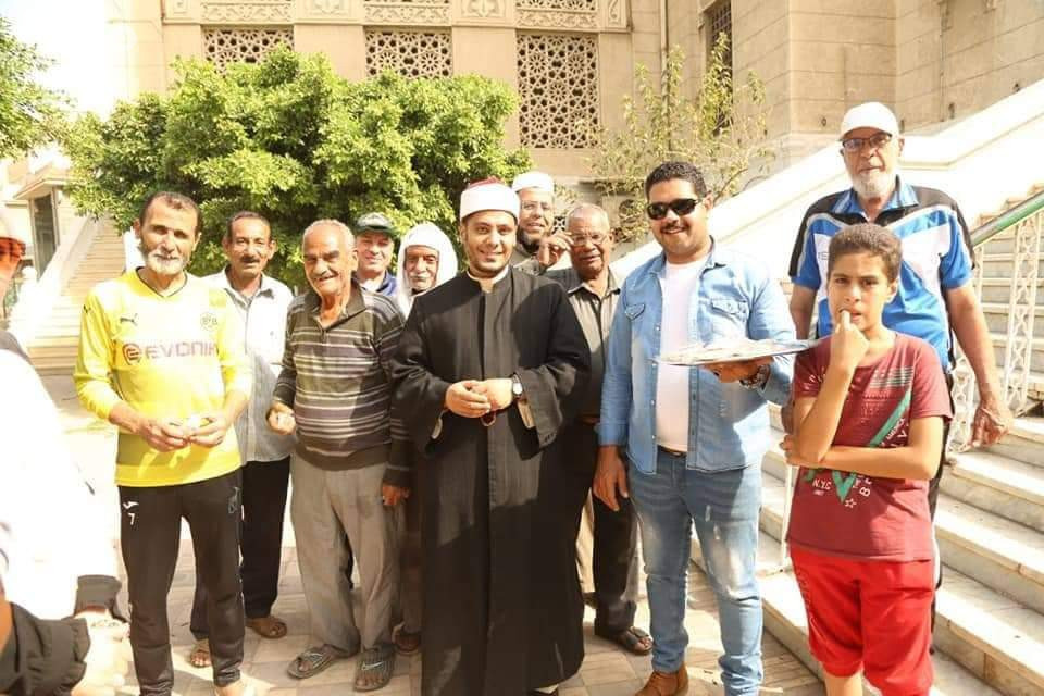 مسيحى يوزع حلوى المولد