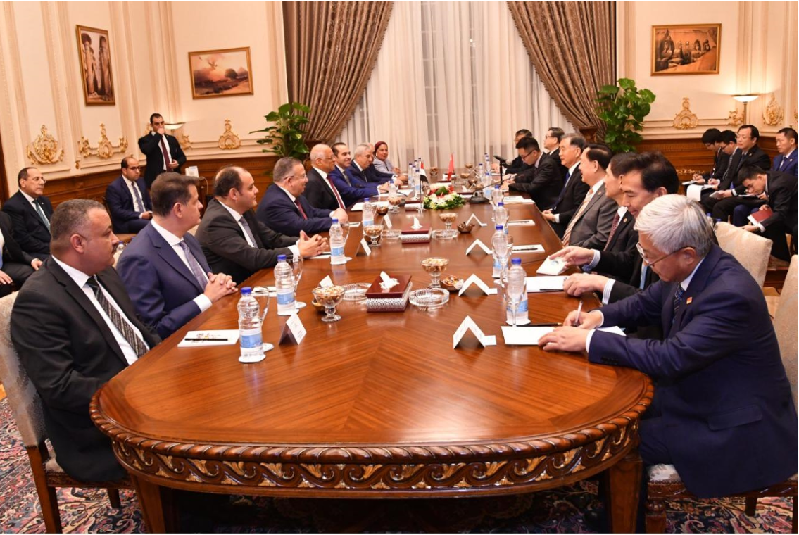 عبد العال يستقبل رئيس اللجنة الوطنية للمؤتمر الاستشارى السياسى للشعب ا
