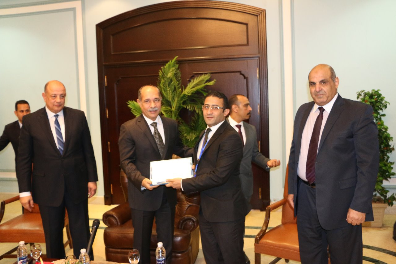 وزير الطيران يكرم العاملين بمطار شرم الشيخ
