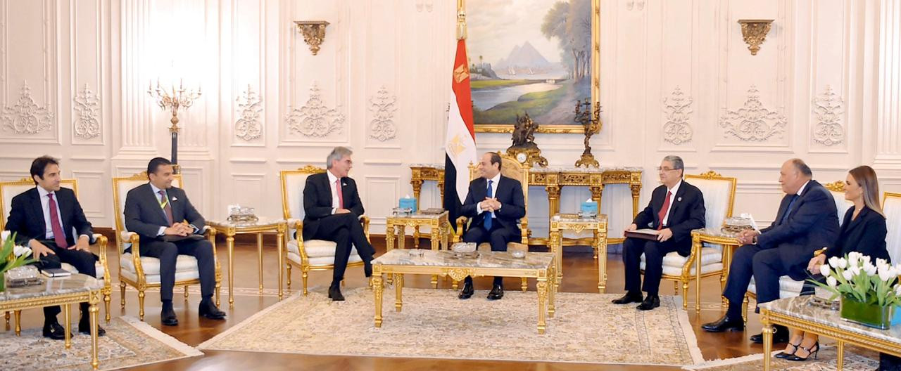 الرئيس السيسى مع مسؤولى سيمنز