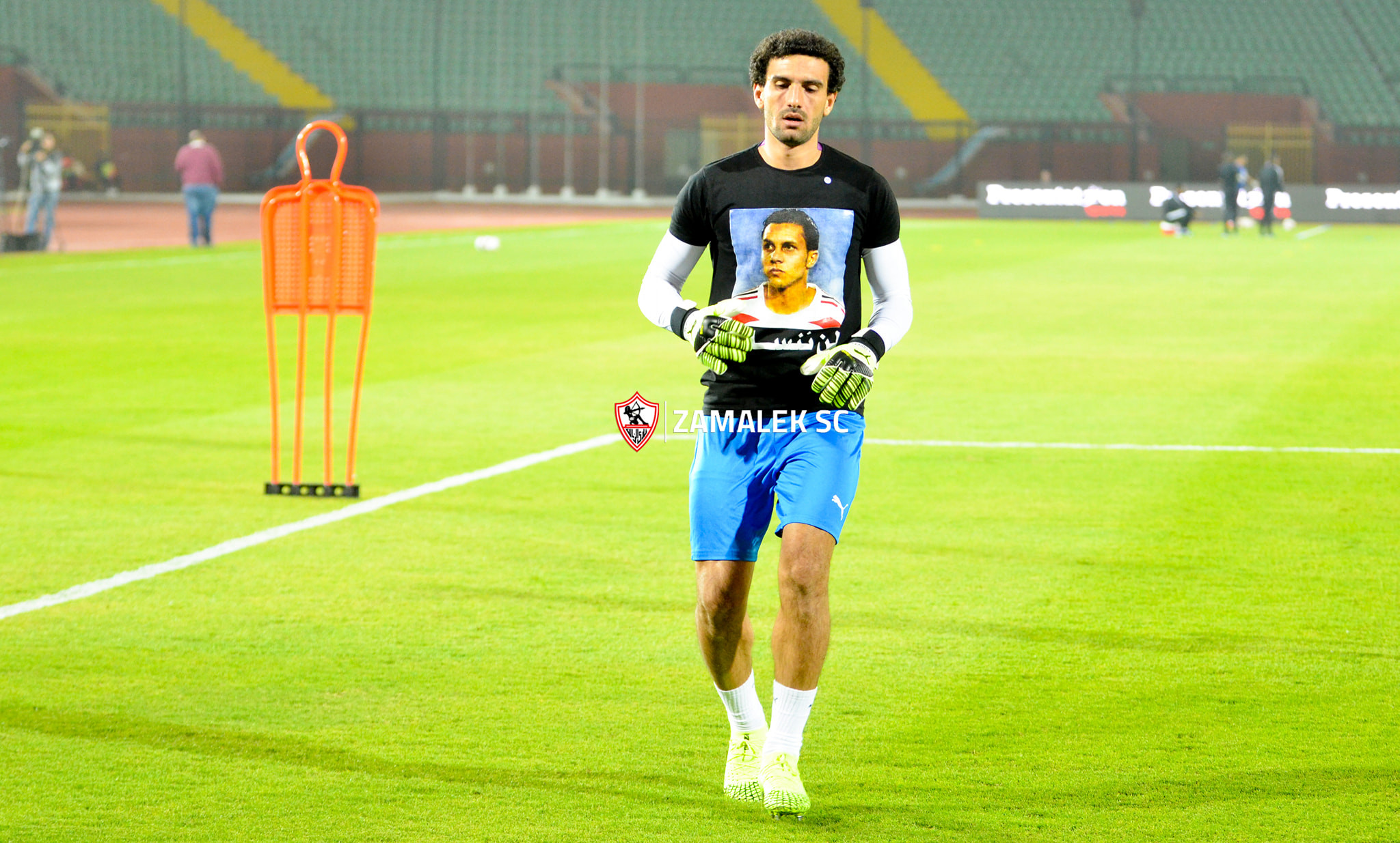 لاعبو الزمالك يرتدون قمصان عليها صورة علاء على