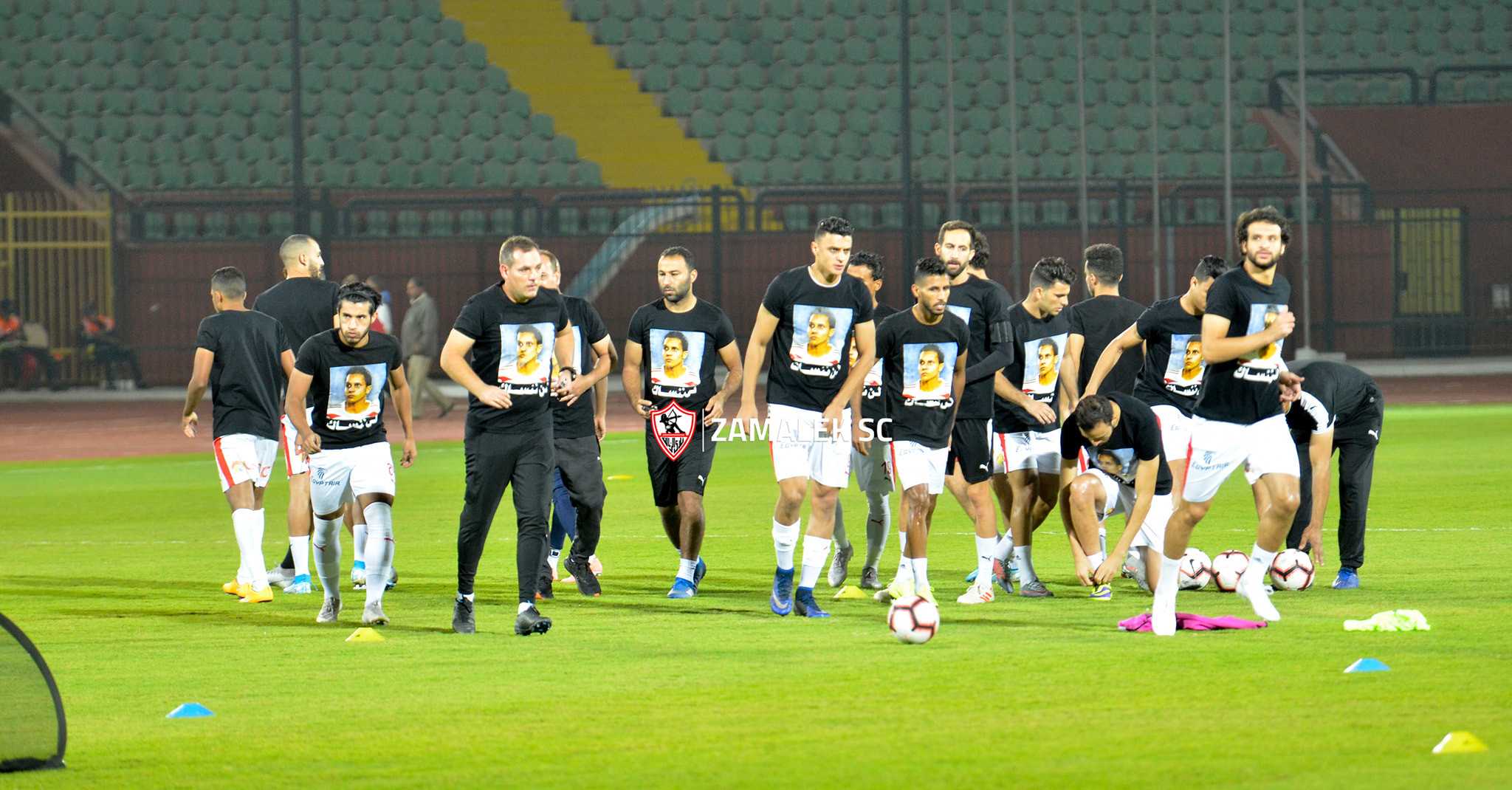 لاعبو الزمالك يرتدون قمصان عليها صورة علاء على