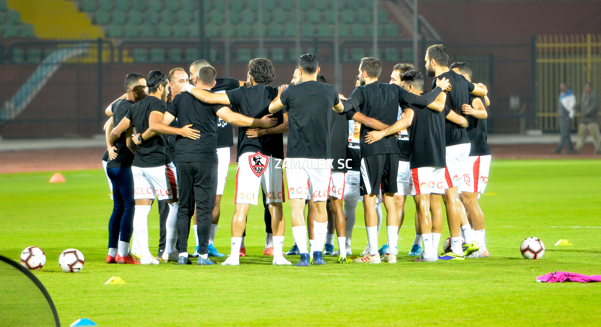 لاعبو الزمالك يرتدون قمصان عليها صورة علاء على