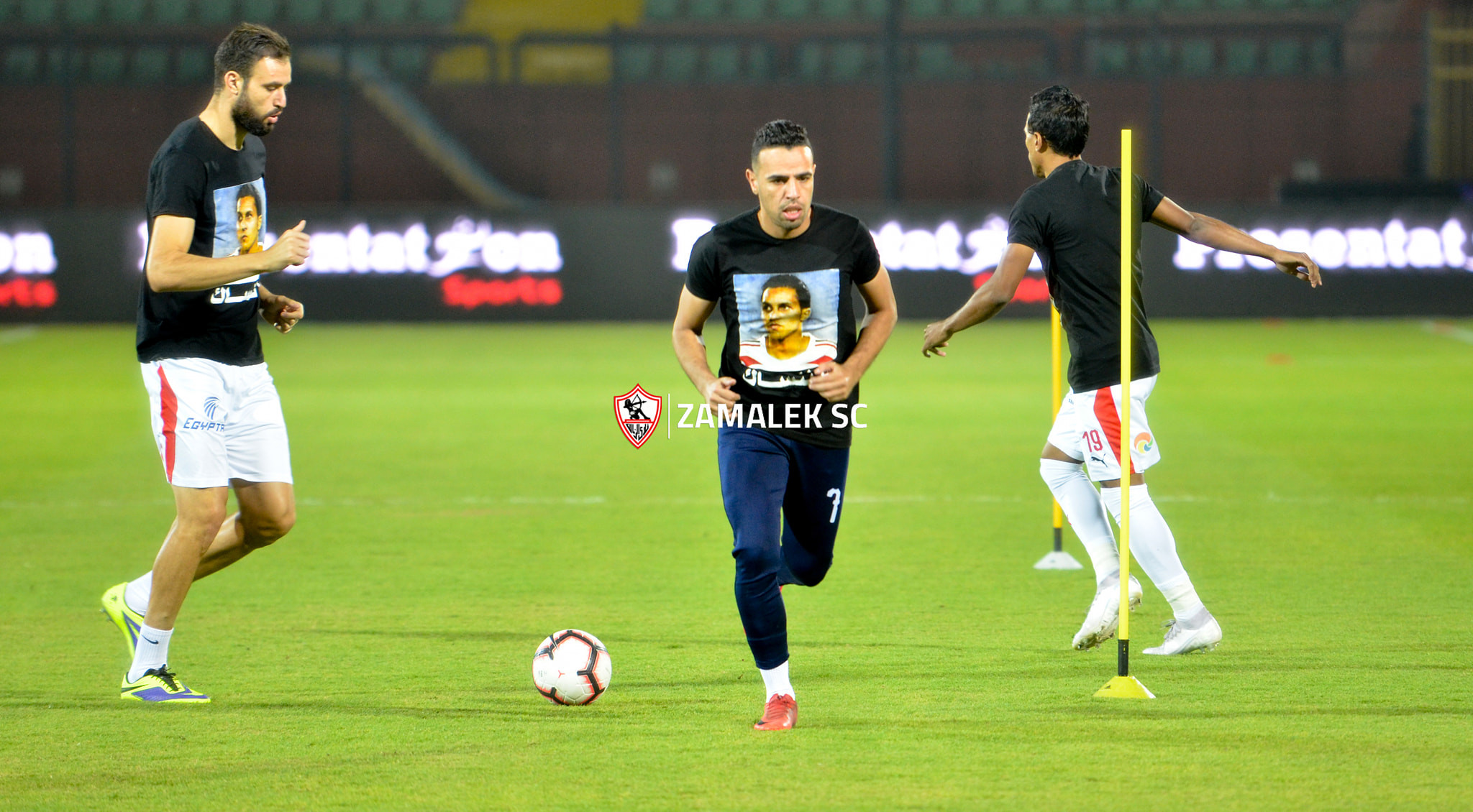لاعبو الزمالك يرتدون قمصان عليها صورة علاء على