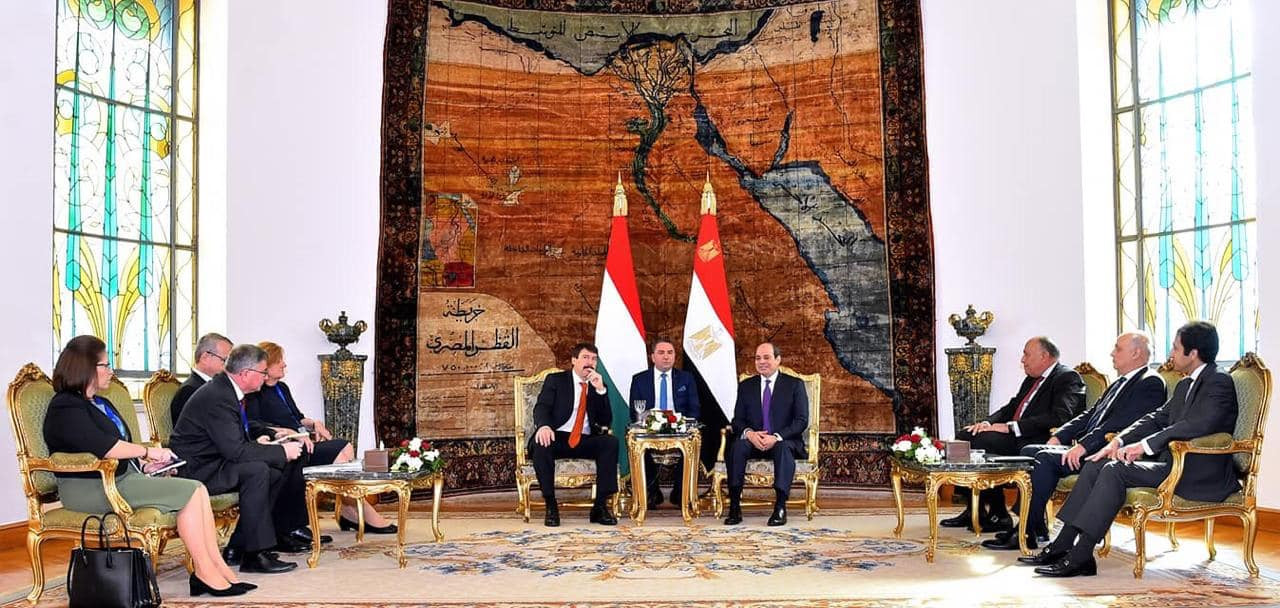 السيسى يستقبل رئيس جمهورية المجر