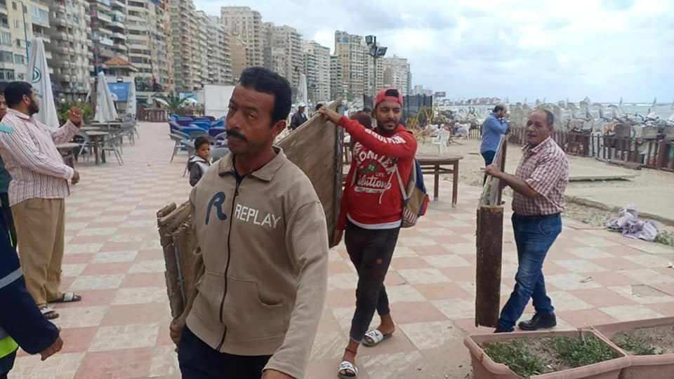 حملة إزالة مكبرة على شواطئ الإسكندرية
