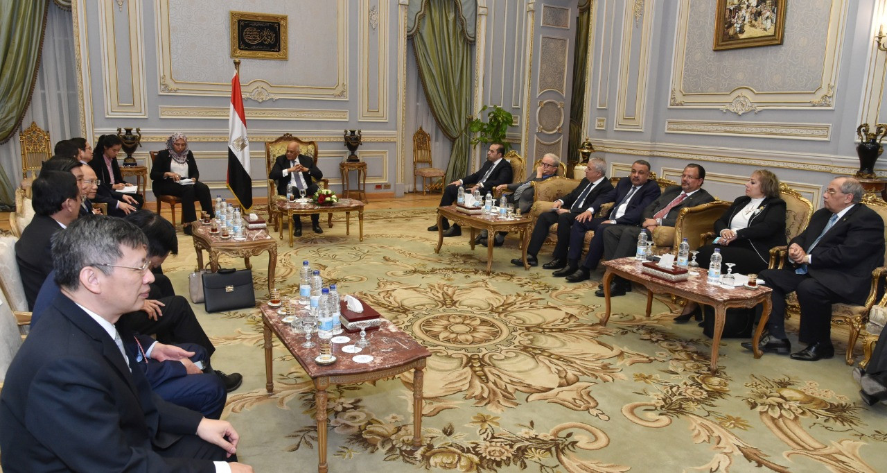 عبدالعال وعضو المكتب السياسى للحزب الشيوعى الفيتنامى فام مينه شين