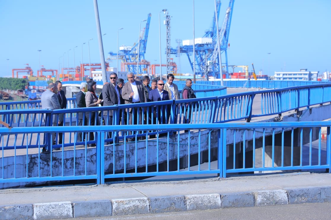 وزير النقل يتفقد ميناء الإسكندرية