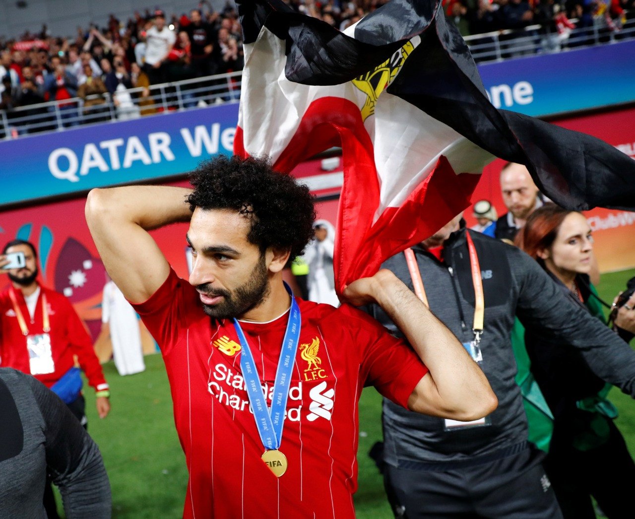 شاهد .. محمد صلاح يرفع علم مصر في وسط الملعب