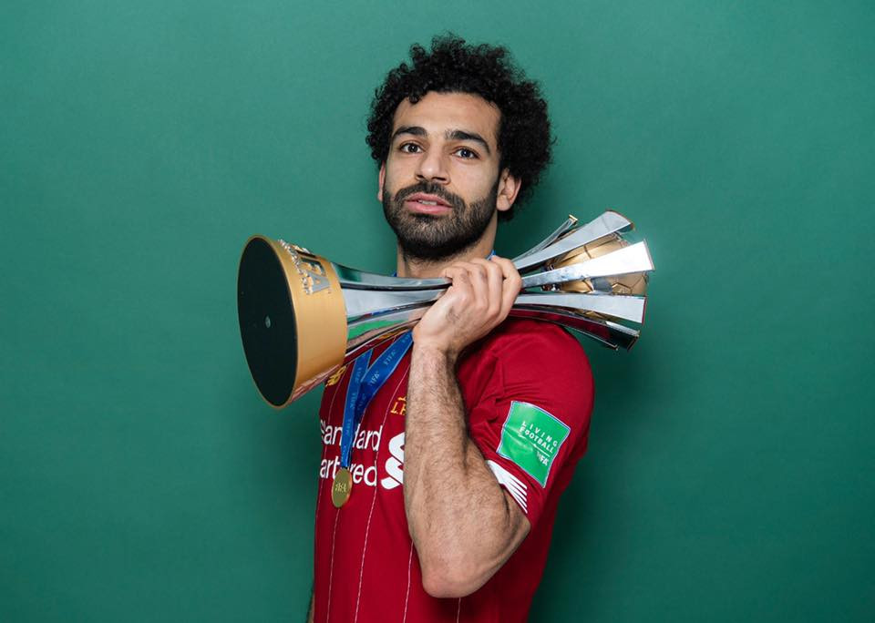 محمد صلاح حاملا كأس العالم للأندية فى جلسة تصوير جديدة