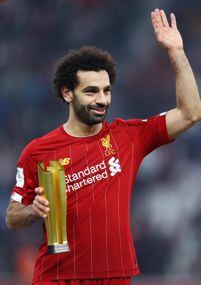 محمد صلاح حاملا كأس العالم للأندية فى جلسة تصوير جديدة