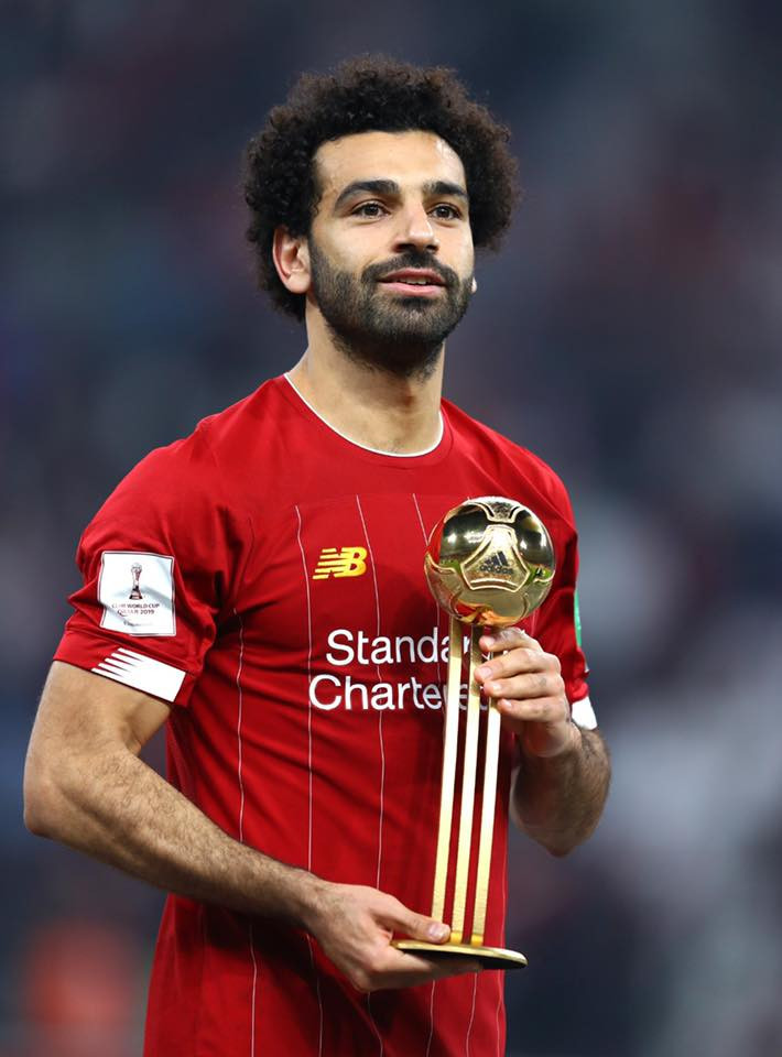 محمد صلاح حاملا كأس العالم للأندية فى جلسة تصوير جديدة