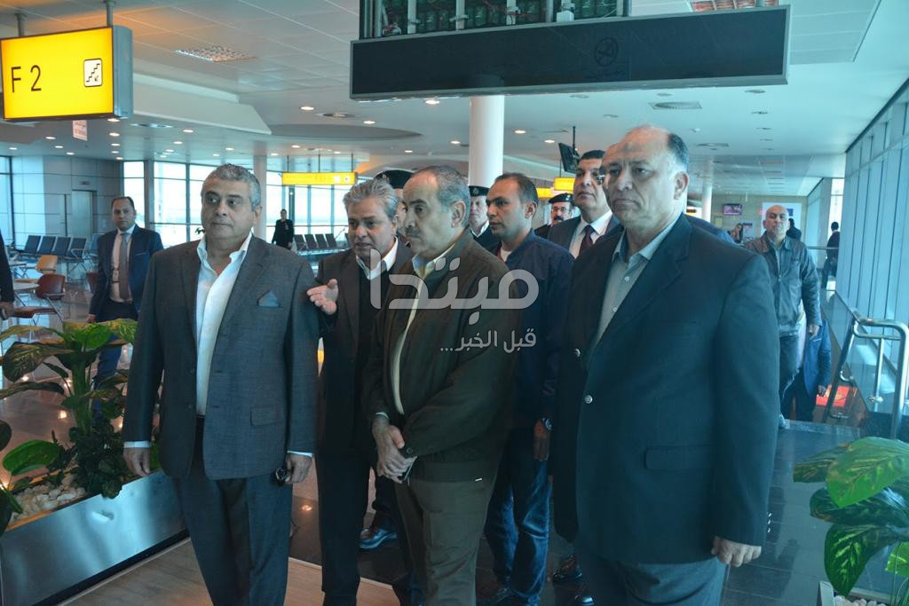 وزير الطيران المدنى خلال الجولة
