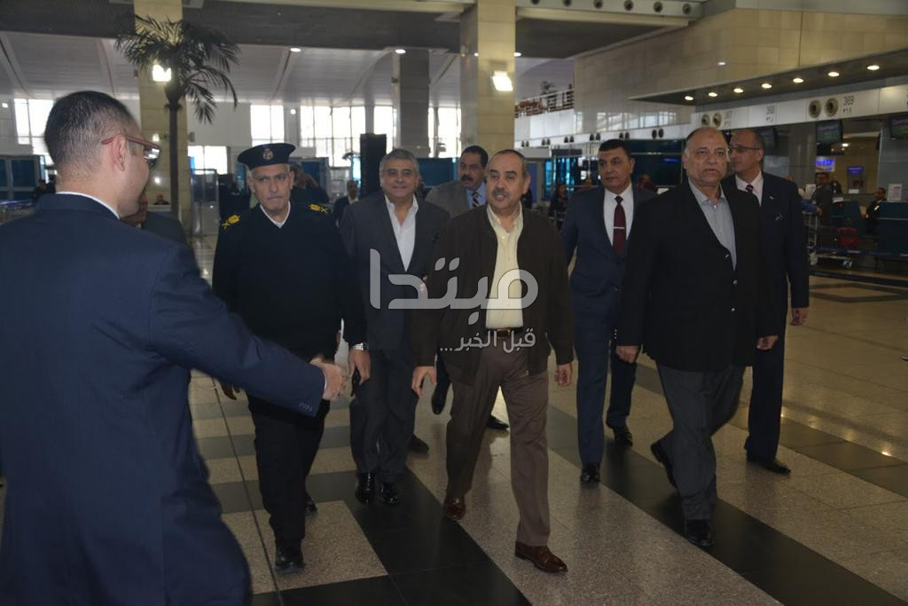 وزير الطيران المدنى خلال الجولة