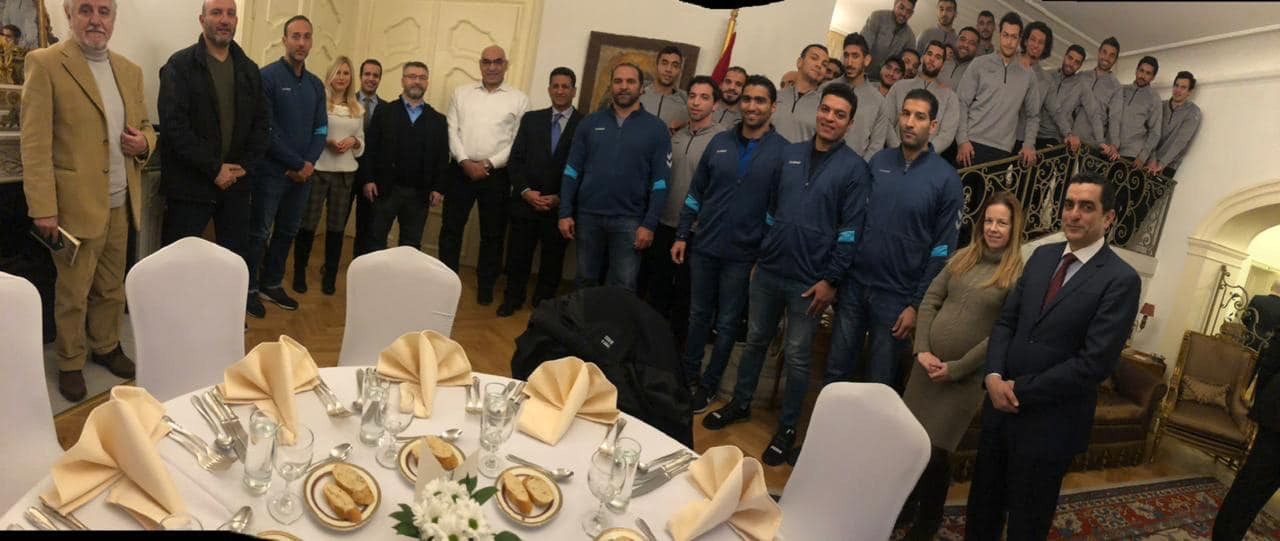 لاعبو منتخب اليد مع سفير مصر بصربيا