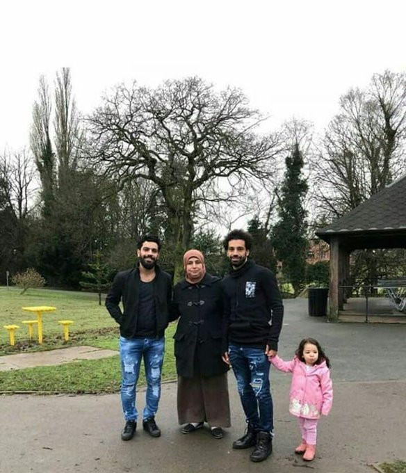 صورة صلاح مع زوجته وابنته وشقيقه
