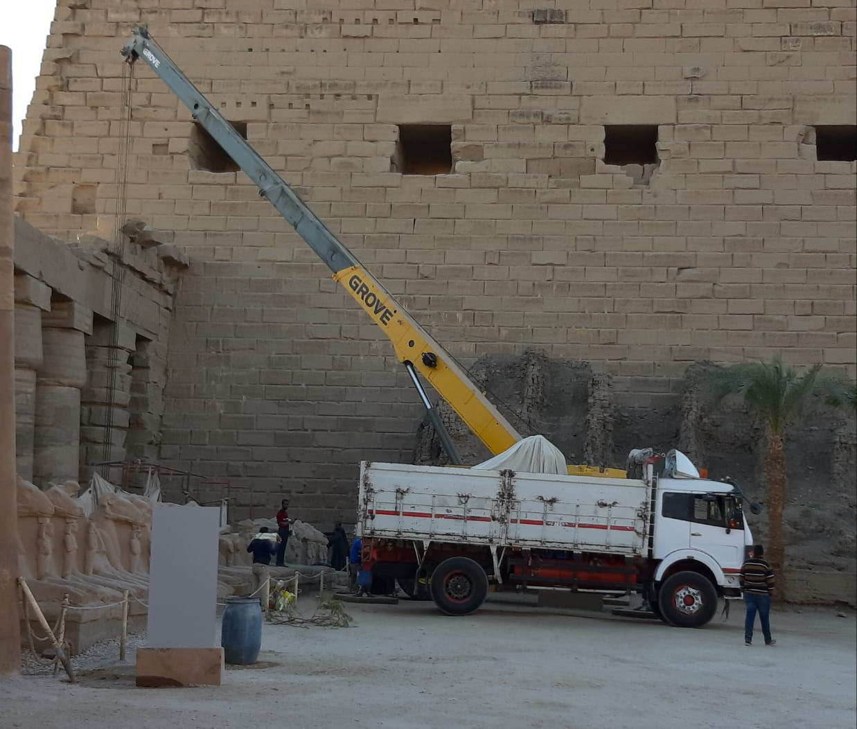 نقل تماثيل الكباش