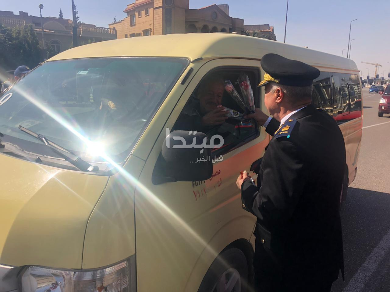 الشرطة توزع ورود وشيكولاتة على المواطنين