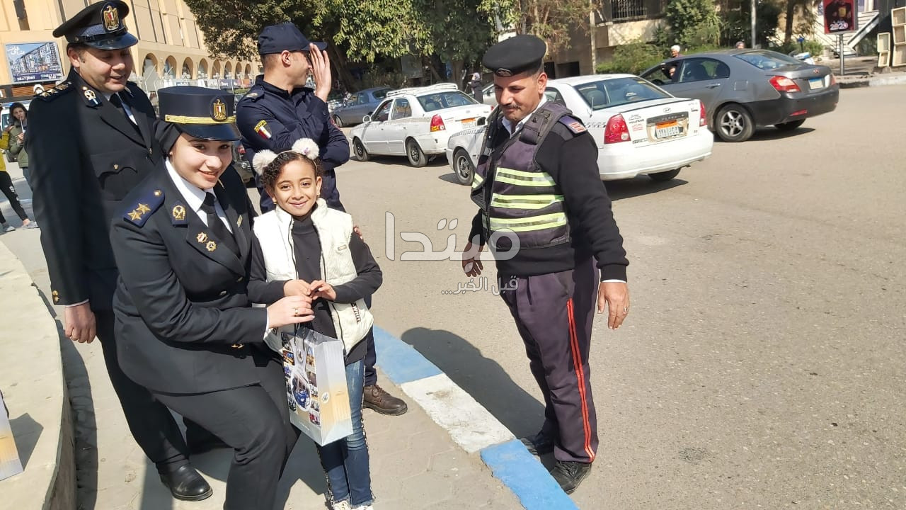 الشرطة توزع ورود وشيكولاتة على المواطنين