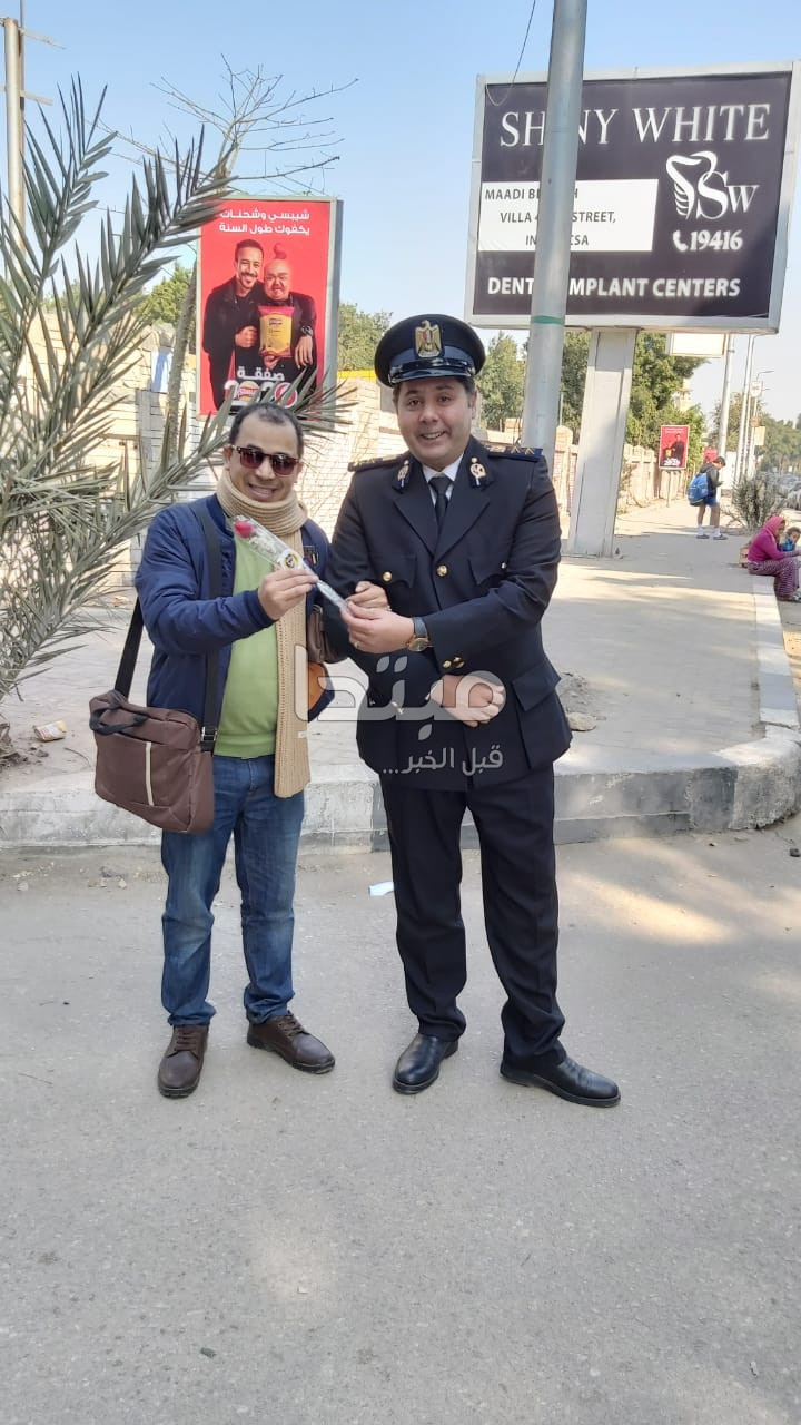 الشرطة توزع ورود وشيكولاتة على المواطنين
