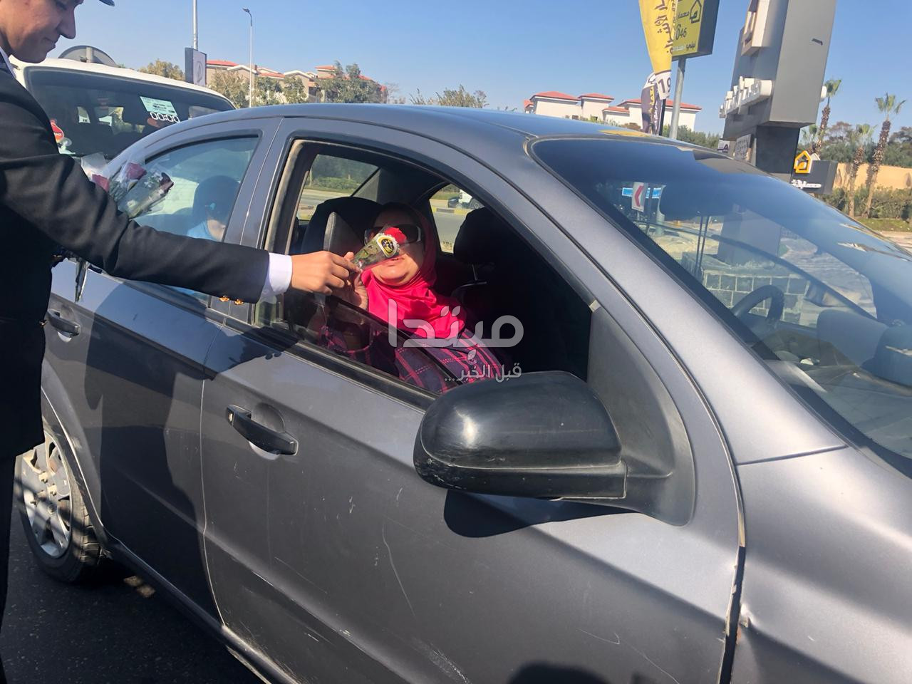 الشرطة توزع ورود وشيكولاتة على المواطنين