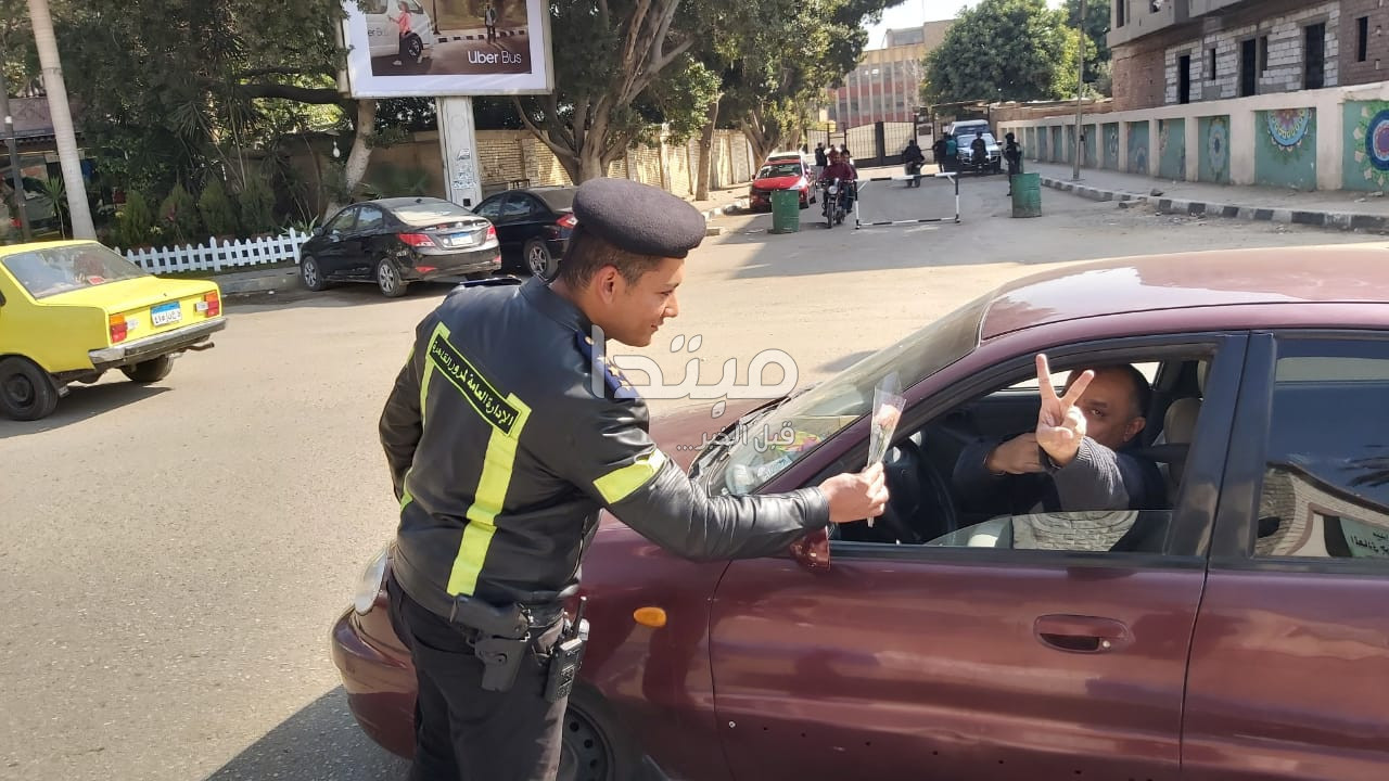 الشرطة توزع ورود وشيكولاتة على المواطنين