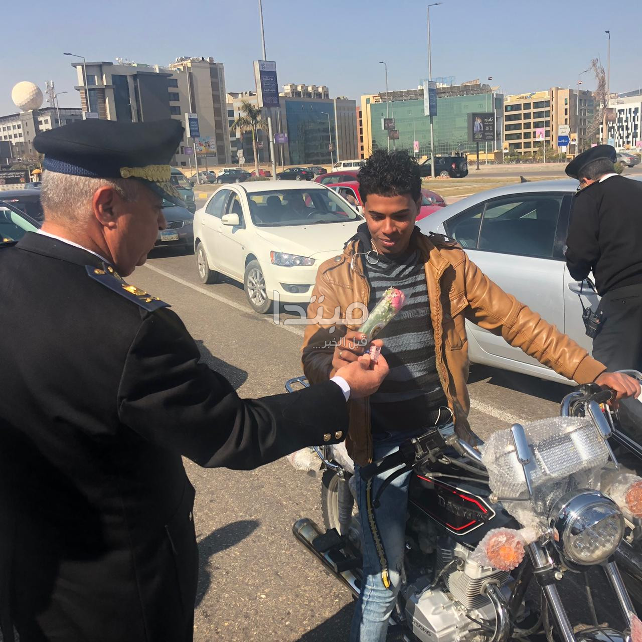 الشرطة توزع ورود وشيكولاتة على المواطنين