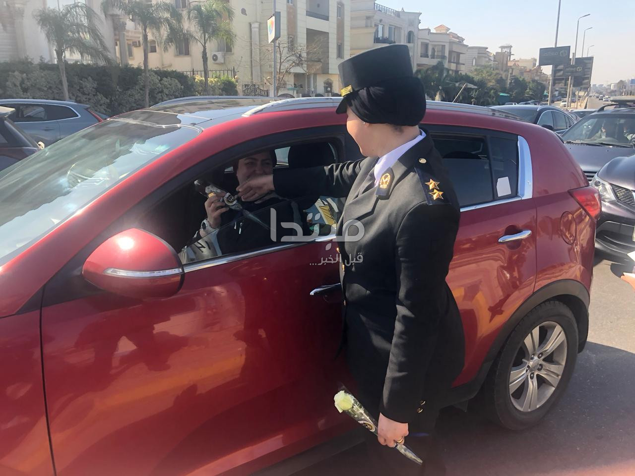 الشرطة توزع ورود وشيكولاتة على المواطنين