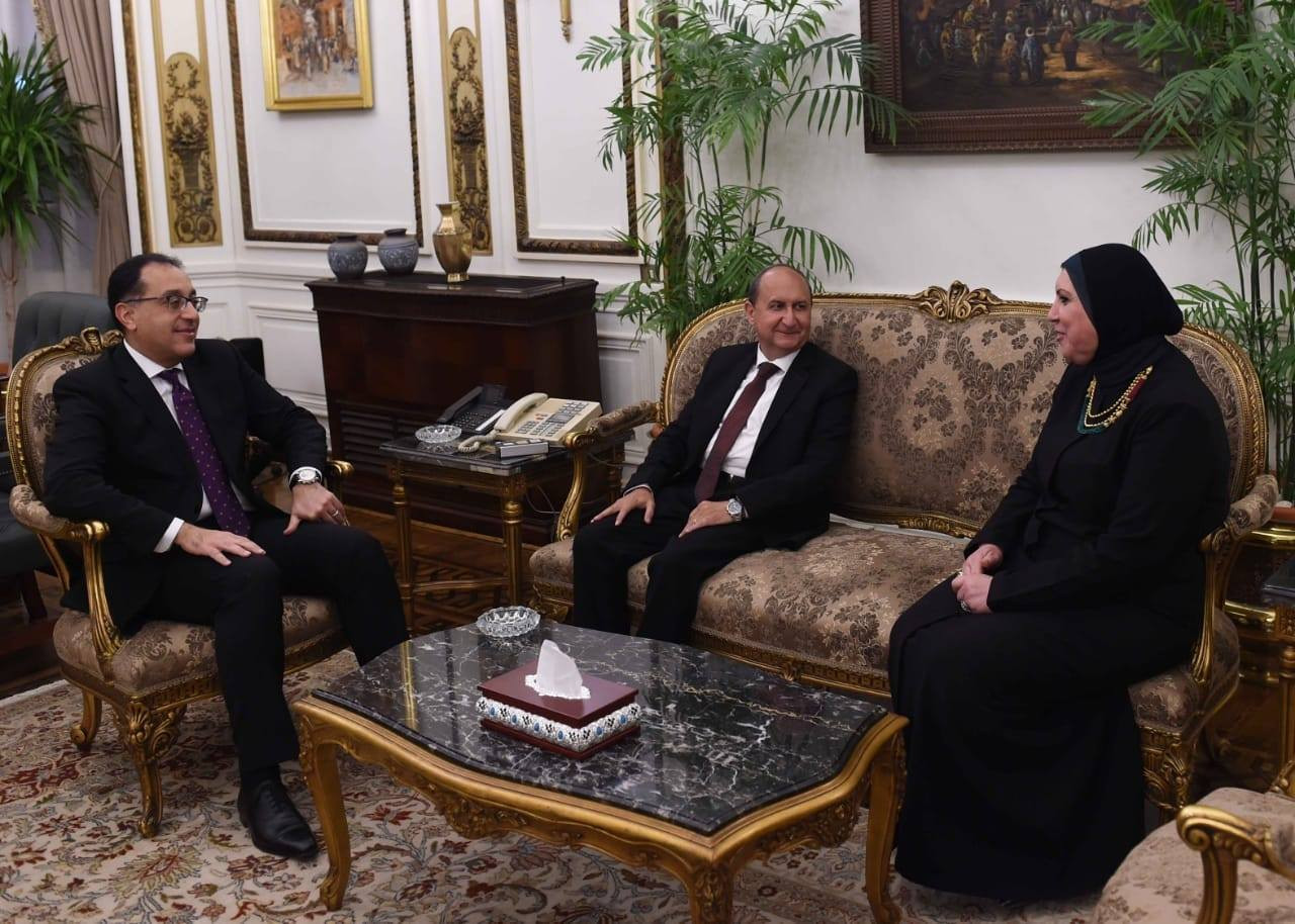 رئيس الوزراء يكرم وزير الصناعة السابق