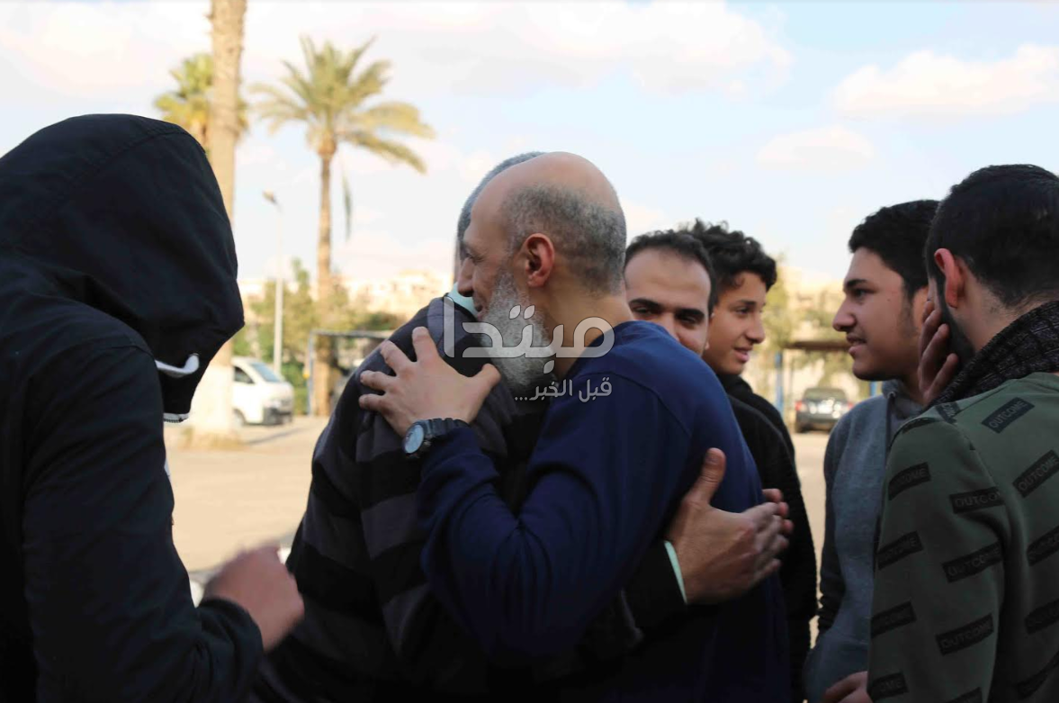 فرحة السجناء المفرج عنهم
