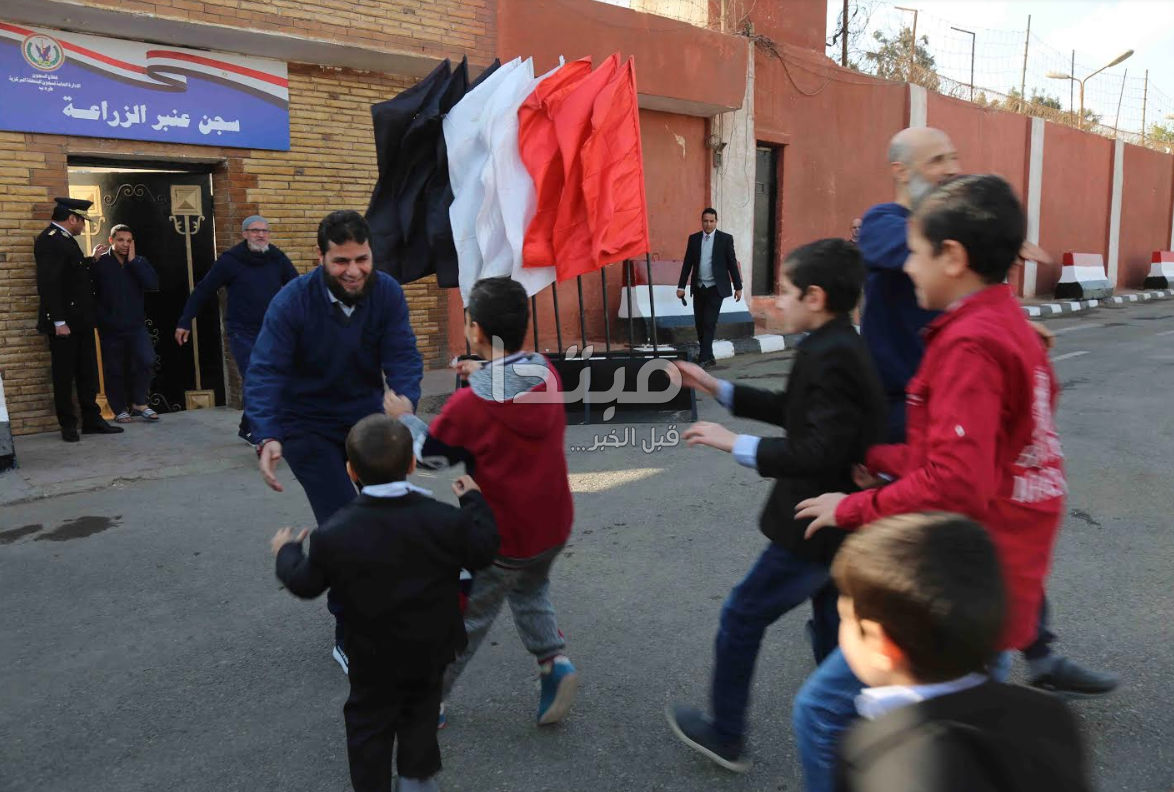 فرحة السجناء المفرج عنهم