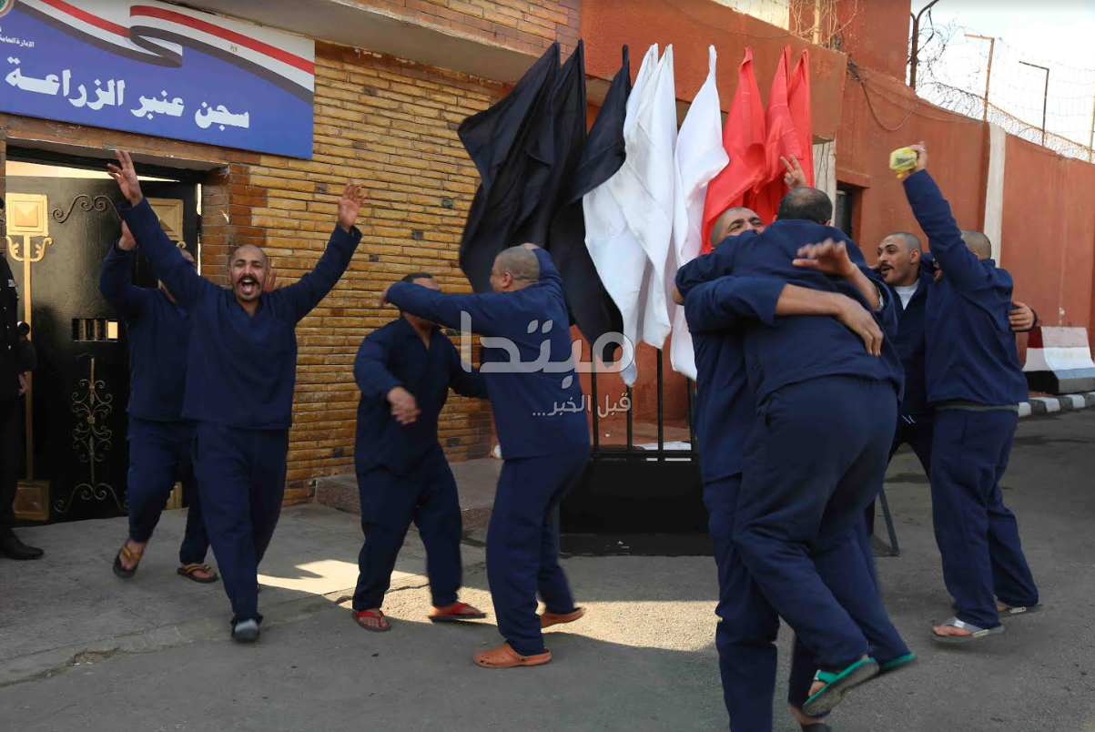 فرحة السجناء المفرج عنهم
