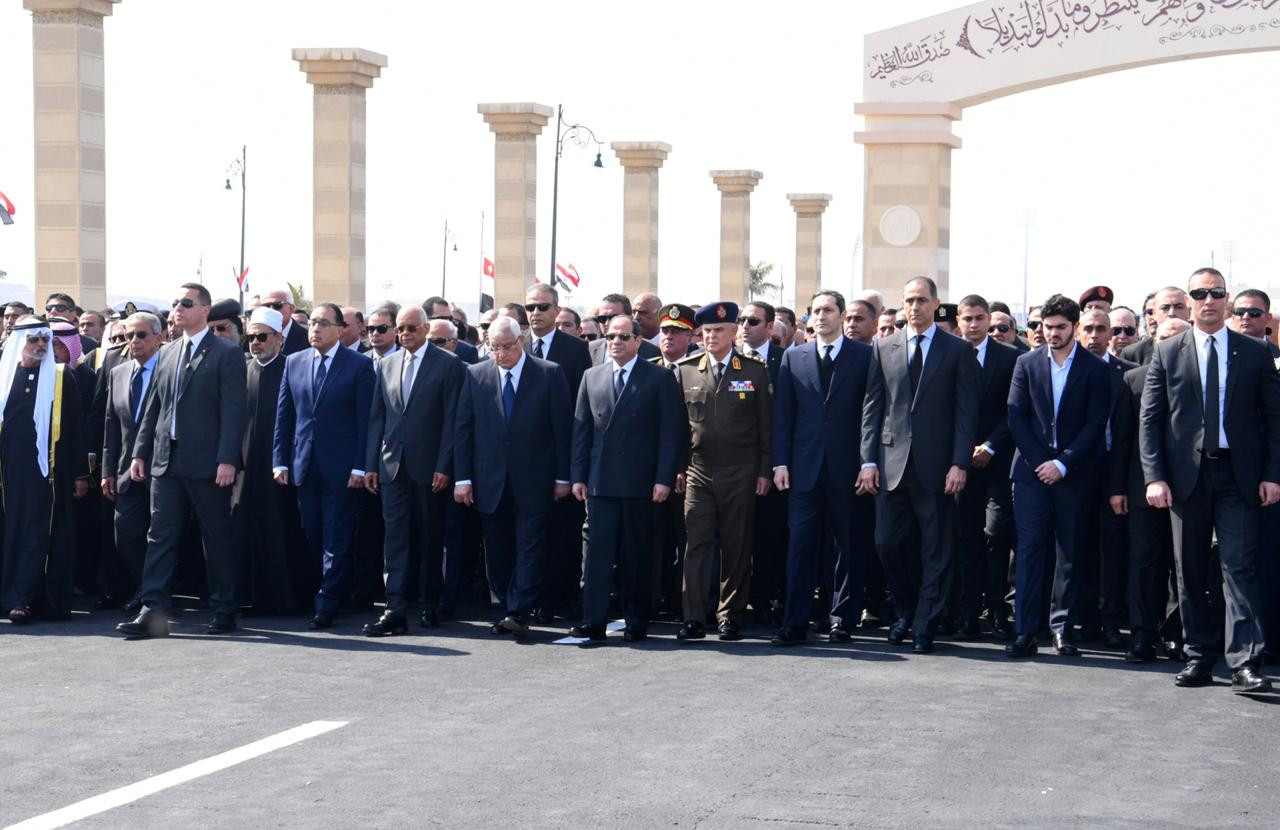 السيسى يتقدم الجنازة العسكرية لمبارك