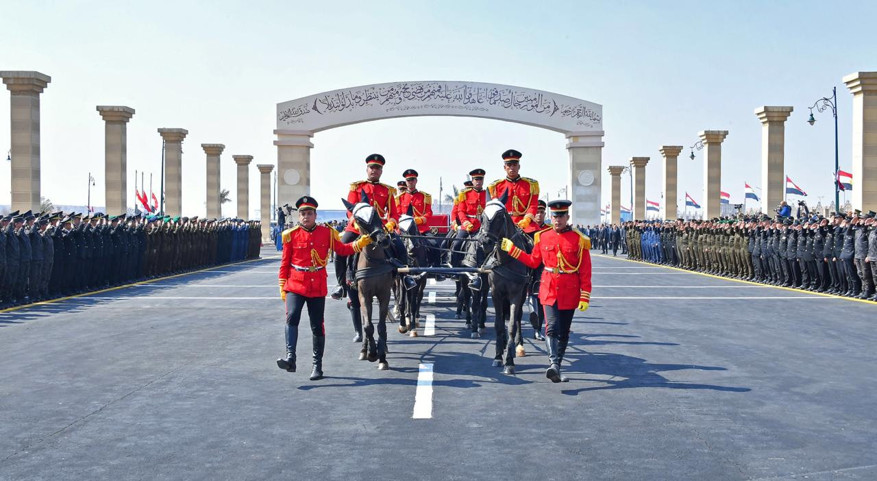السيسى يتقدم الجنازة العسكرية لمبارك